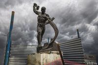Копия монумента «Перекуем мечи на орала» со склада может переехать в центр Волгограда