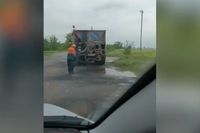 Власти Волгограда списали на тест оборудования кадры латания выбоин с водой