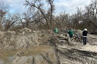 На севере Волгограда обнаружили метровые навалы отходов