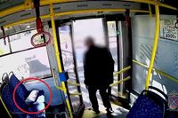 В Волгограде наркосбычик в бегах забыл сверток с «зельем» в троллейбусе
