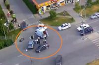 Думал, объедет? Момент столкновения байкера с легковушкой в Волжском попал на видео