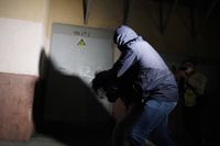 В Волжском 16-летний подросток дважды жестоко избил мужчину после пустяковой ссоры