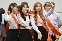 Журналисты посчитали, во сколько обойдутся родителям образы выпускниц
