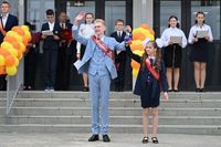 В Волгоградской области для 35 тысяч выпускников звенит Последний звонок