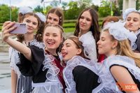 Лучшее, конечно, впереди: сотни выпускников отметили Последний звонок в центре Волгограда