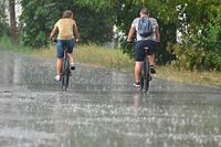 Штормовое предупреждение из-за ливней с ветром объявили в Волгоградской области