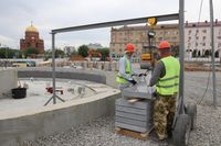 На Привокзальную площадь завезли 80 тонн гранита для нового фонтана
