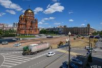 Яма в человеческий рост и много плитки: в Волгограде с необычного ракурса показали ремонт площадей у храма и вокзала