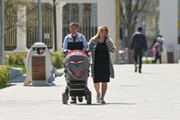 Волгоградцам назвали сроки получения детских пособий в июне