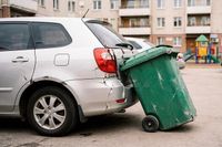 В Волгограде УК заплатит 146 тысяч за спикировавший в иномарку мусорный бак