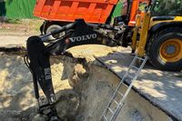 В Волгограде коммунальщики меняют полувековую теплотрассу на ул. Глазкова