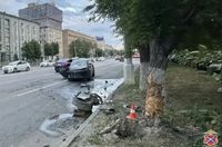 В Волгограде Changan врезался в дерево: четверо в больнице