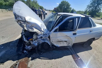 Под Волгоградом легковушка в лобовую влетела в фуру: трое в больнице