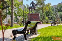 Чугунные скамейки, зелень и мириады цветов: финальный марафет наводят в сквере Симбирцева накануне открытия