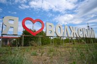 «Маршрутки перестали ездить до конечной»: в Волжском добились ремонта наводившей ужас дороги к дачам