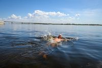 Волгоградцы после прихода жары потянулись на «дикие» пляжи