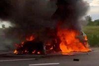 Американский минивэн дотла сгорел на трассе под Волгоградом