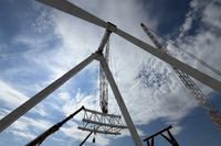 В Волгограде кран-гигант начал установку 120-метрового колеса обозрения
