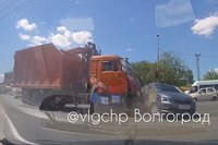 В Волгограде КАМАЗ снес иномарку на ул. Еременко: видео