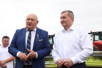 Андрей Бочаров лично поздравил Героя Труда Александра Колесниченко с госнаградой
