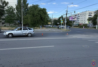 В Волгограде неуступчивый водитель сбил женщину с ребенком на переходе