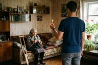 «Мы полгода просили помощи»: волгоградка рассказала, как ее племянник-садист пытался заживо сжечь родную бабушку