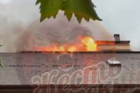 Попала молния? В Волгоградской области во время грозы вспыхнула крыша дом