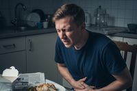 «Бактерии растут как на дрожжах»: врач-инфекционист – о причинах массовых летних заражений «кишечкой»