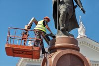 В центре Волгограда начали демонтировать памятник Александру Невскому
