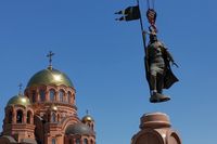 Памятник Александру Невскому увезли из центра Волгограда: фоторепортаж ИА «Высота 102»