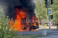 «Людей успели эвакуировать»: в Волжском дотла сгорела пассажирская маршрутка