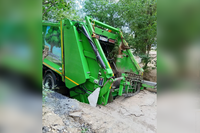 Мусоровоз ушёл под землю во дворе на юге Волгограда