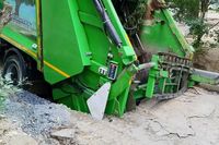 Мусоровоз ушёл под землю во дворе на юге Волгограда