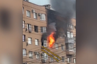 В Волгограде очевидцы засняли пылающую квартиру в семиэтажке на СХИ