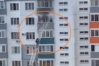 «Поливали с автолестницы»: в Волжском пожар на балконе 9 этажа залили водой