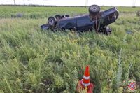 Два человека погибли, один пострадал в перевернувшейся на трассе легковушке