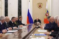 «Запасы есть, производство наращивается»: Владимир Путин рассказал о резерве бензина в 1,7 млн тонн
