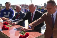 Участники патриотического автопробега возложили цветы на Мамаевом кургане