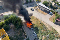 На севере Волгограда разгорелся пожар у жилого дома: видео