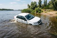 Под Волгоградом спасатели вытащили из затонувшего авто пассажира