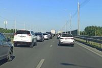 Шестикилометровая пробка сковала мост и трассу на выезде из Волгограда