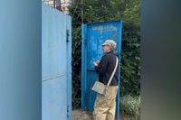 Яна Чурикова навестила в Урюпинске дом из своего детства