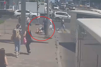 В центре Волгограда автобус «лягнул» пенсионерку: видео