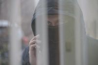 Обманутая мошенниками волгоградка вскрыла родительский сейф и выбросила в окно больше 7 миллионов