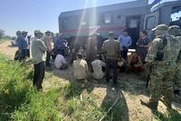 В полях Самофаловки под Волгоградом ФСБ и ОМОН искали и нашли нелегалов