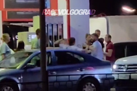 Очевидцы сняли на видео драку в очереди на АЗС Волгограда