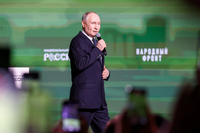 Троих волгоградцев отметили наградами на форуме с Владимиром Путиным
