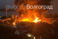 Крупный пожар охватил здание бывшего консервного завода в Волгограде