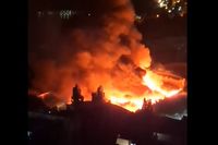 В Волгограде МЧС пять часов тушили пожар в заброшенном цехе консервного завода