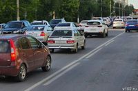 Двухкилометровую пробку в Волгограде вызвало ДТП с влетевшей в остановку Subaru